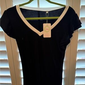 🌺NWT Elegant Black and White V-Neck Women's Top🌺